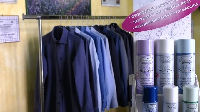 Scaffale prodotti Lavanderia L'ApeGreen — pulito, freschezza, profumo